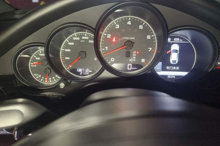 Used Porsche Panamera 2016 Panamera Edition 3.0T Odometer Close Up