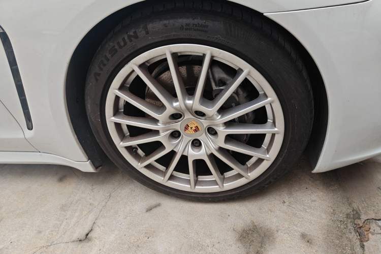 Used Porsche Panamera 2016 Panamera Edition 3.0T Right Front Wheel Hub