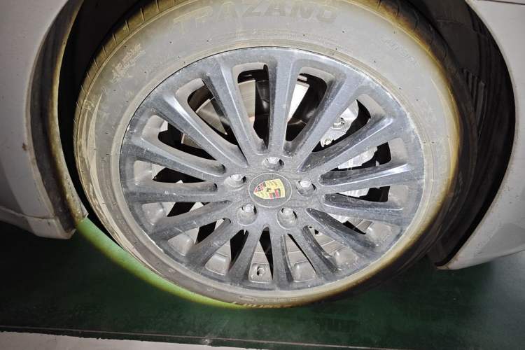 Used Porsche Panamera 2016 Panamera 4 Edition 3.0T Right Front Wheel Hub