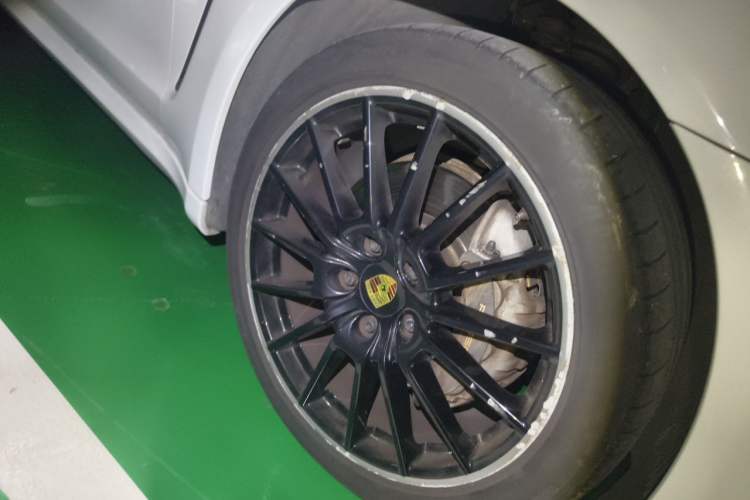 Used Porsche Panamera 2016 Panamera Edition 3.0T Right Front Wheel Hub
