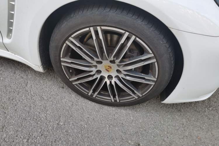 Used Porsche Panamera  Right Front Wheel Hub