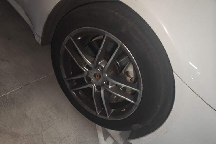 Used Porsche Panamera 2016 Panamera Edition 3.0T Right Front Wheel Hub