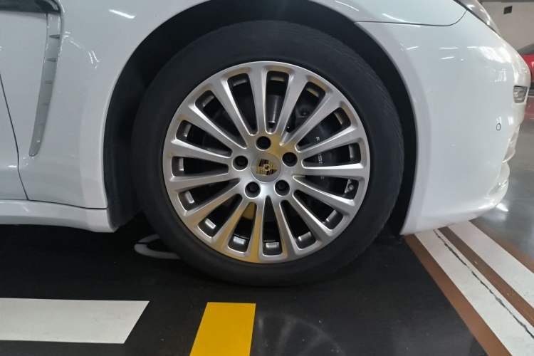 Used Porsche Panamera 2016 Panamera Executive Edition 3.0T Right Front Wheel Hub