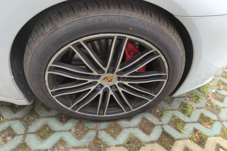 Used Porsche Panamera 2016 Panamera Executive Edition 3.0T Right Front Wheel Hub