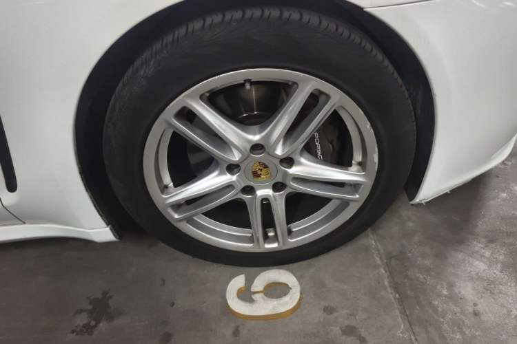 Used Porsche Panamera 2016 Panamera Executive Edition 3.0T Right Front Wheel Hub
