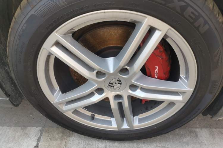 Used Porsche Panamera 2016 Panamera Edition 3.0T Right Front Wheel Hub