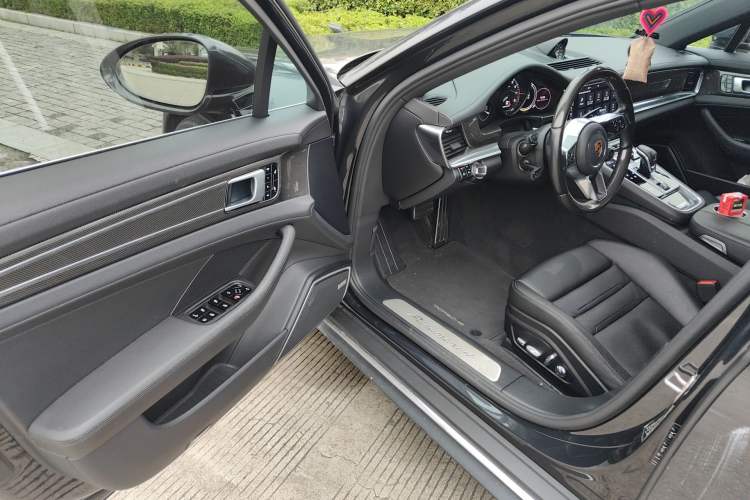 Used Porsche Panamera 2017 Panamera 4 E-Hybrid Executive Long Wheelbase 2.9T Interior 3