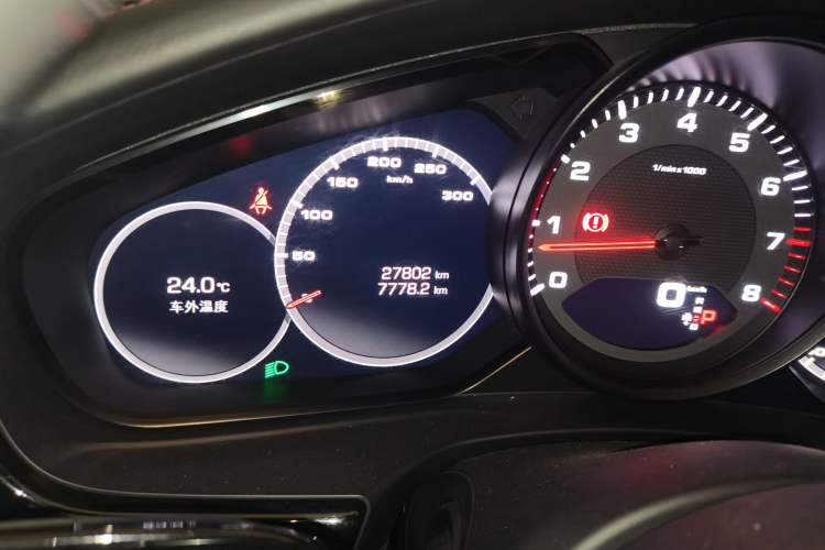 Used Porsche Panamera 2017 Panamera 3.0T Odometer Close Up