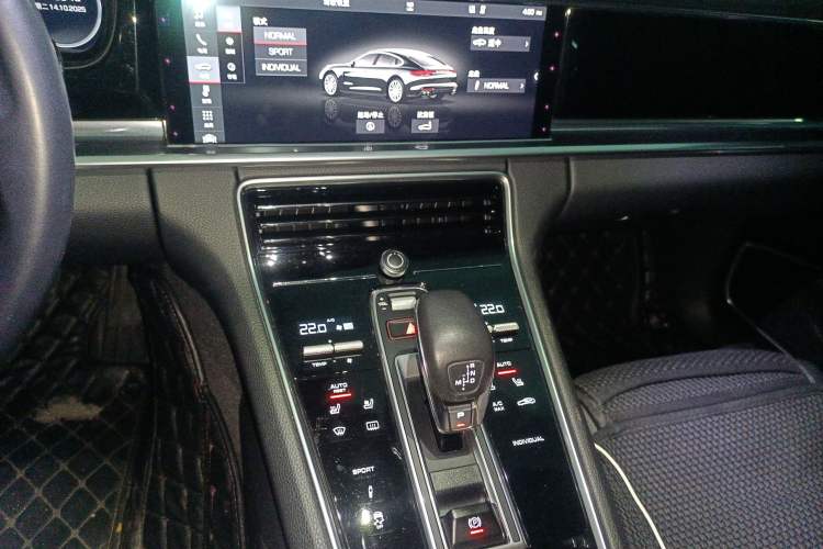 Used Porsche Panamera 2017 Panamera 4 Executive Long Wheelbase 3.0T Audio And AC Panel