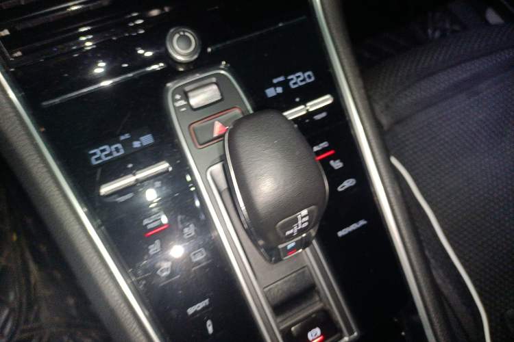 Used Porsche Panamera 2017 Panamera 4 Executive Long Wheelbase 3.0T Gear Lever