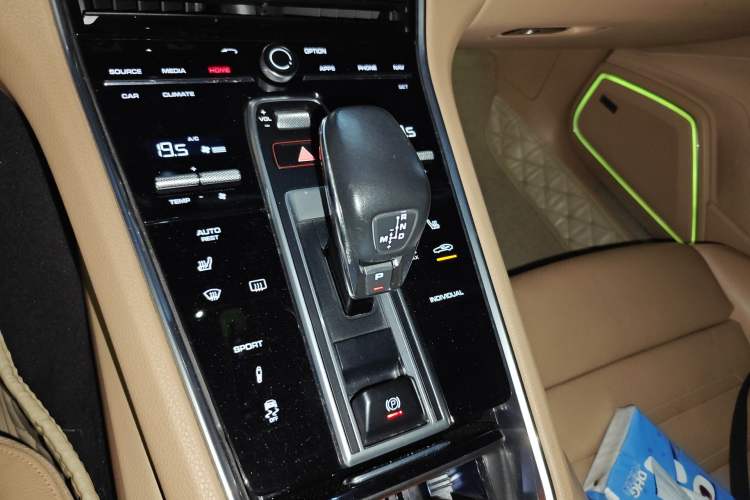 Used Porsche Panamera 2017 Panamera Executive Long Wheelbase 3.0T Gear Lever