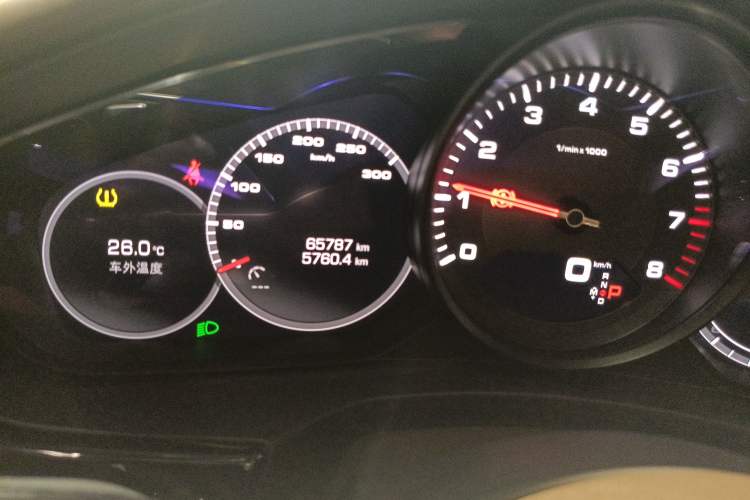 Used Porsche Panamera 2017 Panamera 3.0T Odometer Close Up