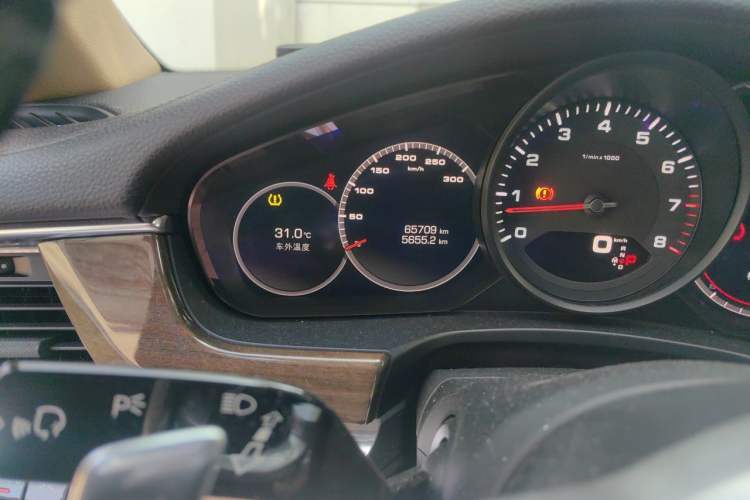 Used Porsche Panamera 2017 Panamera 3.0T Odometer Close Up
