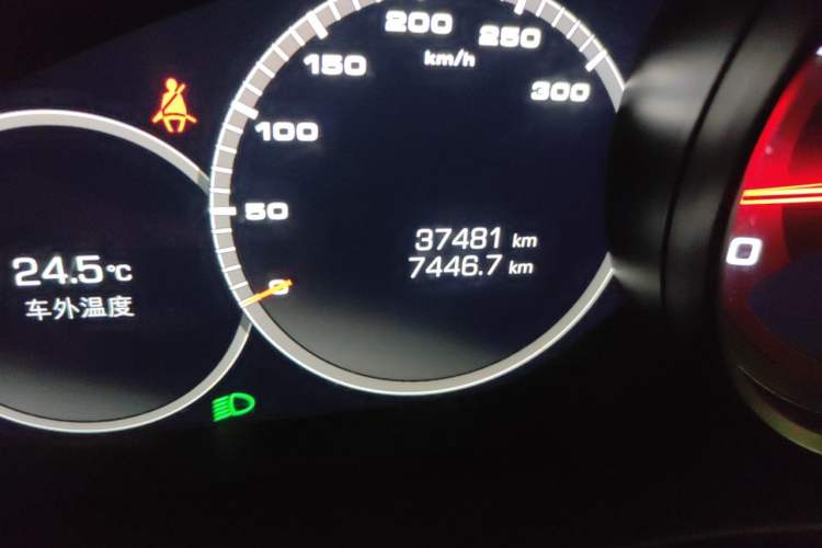 Used Porsche Panamera 2017 Panamera 3.0T Odometer Close Up