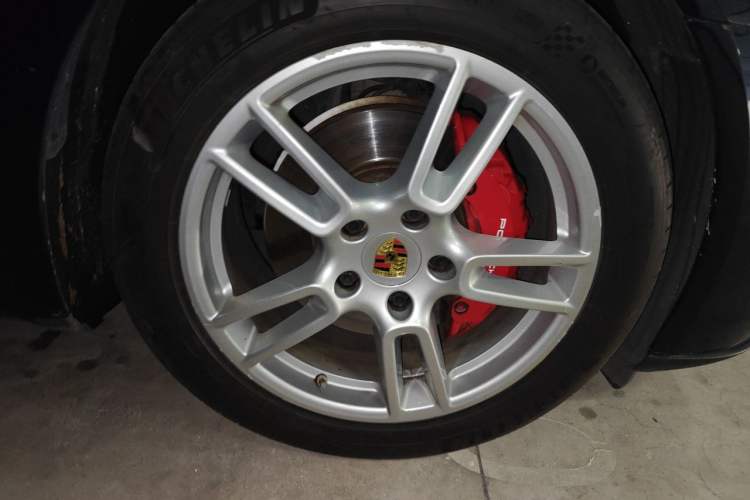 Used Porsche Panamera 2017 Panamera 3.0T Right Front Wheel Hub
