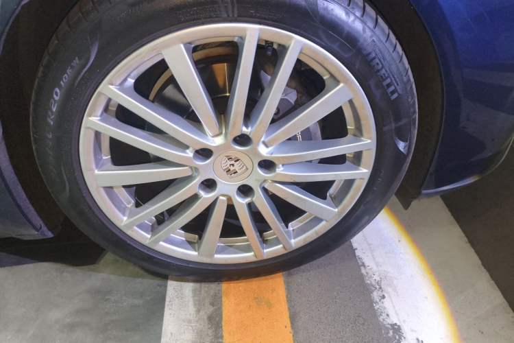 Used Porsche Panamera 2017 Panamera 4 Executive Long Wheelbase 3.0T Right Front Wheel Hub