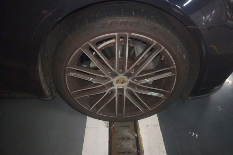Used Porsche Panamera 2017 Panamera 4S 2.9T Right Front Wheel Hub