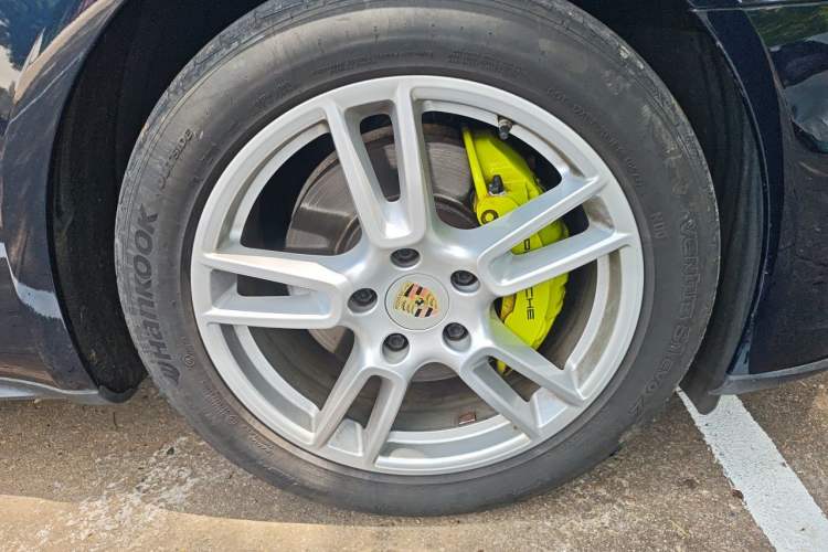 Used Porsche Panamera 2017 Panamera Executive Long Wheelbase 3.0T Right Front Wheel Hub