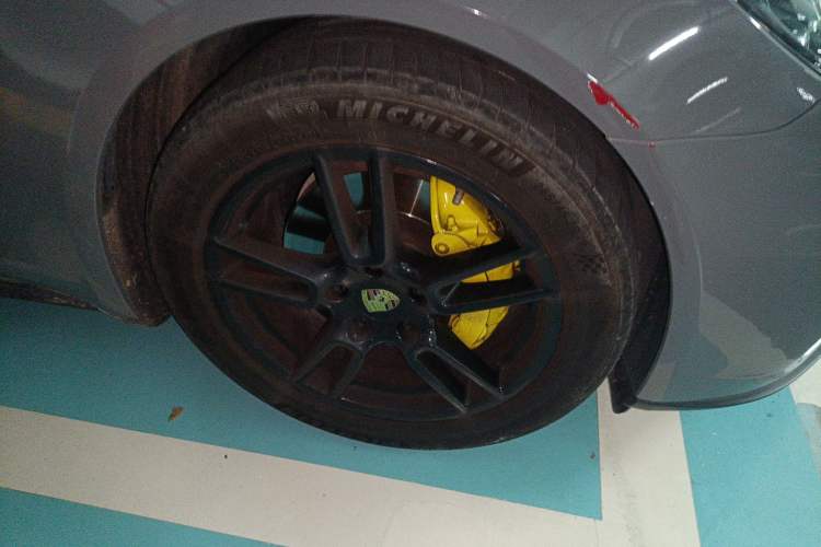 Used Porsche Panamera 2017 Panamera 4 Executive Long Wheelbase 3.0T Right Front Wheel Hub
