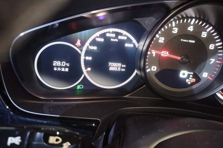 Used Porsche Panamera 2017 Panamera 3.0T Odometer Close Up