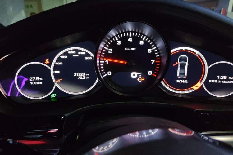 Used Porsche Panamera 2017 Panamera 3.0T Odometer Close Up