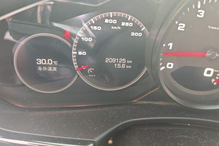 Used Porsche Panamera 2017 Panamera 3.0T Odometer Close Up