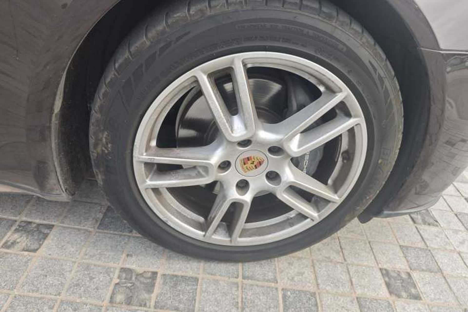 Used Porsche Panamera 2017 Panamera 3.0T Right Front Wheel Hub