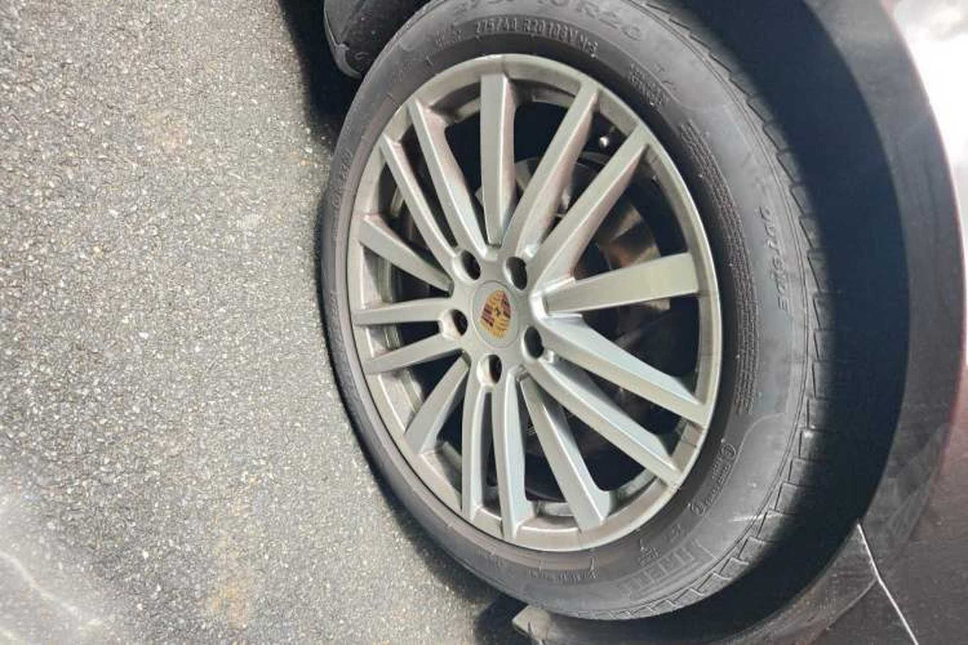 Used Porsche Panamera 2017 Panamera 4 Executive Long Wheelbase 3.0T Right Front Wheel Hub