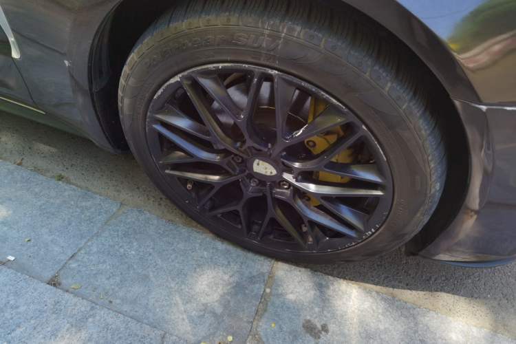 Used Porsche Panamera 2017 Panamera 4 Executive Long Wheelbase 3.0T Right Front Wheel Hub