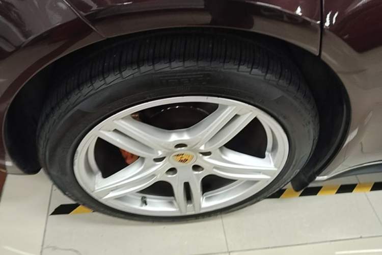 Used Porsche Panamera 2017 Panamera 4 Executive Long Wheelbase 3.0T Right Rear Wheel Hub