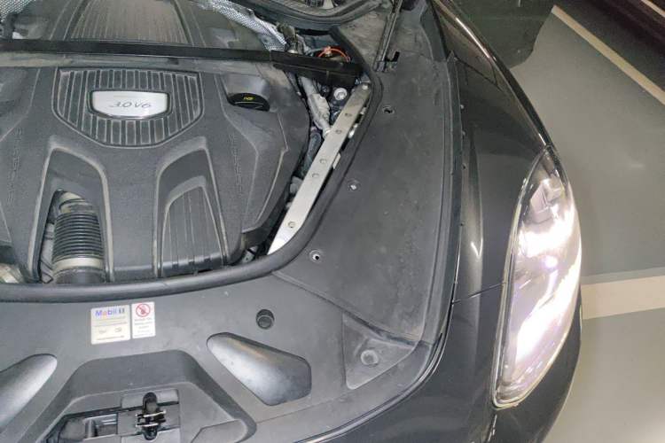 Used Porsche Panamera 2017 Panamera 3.0T Engine Bay Left