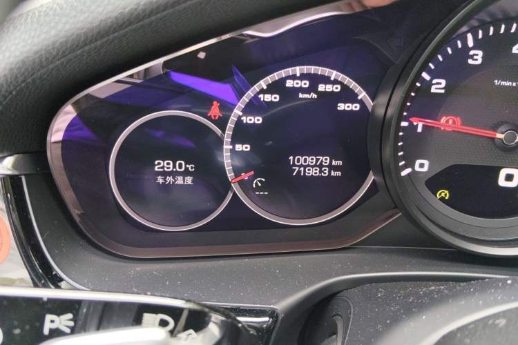 Used Porsche Panamera 2017 Panamera 3.0T Odometer Close Up