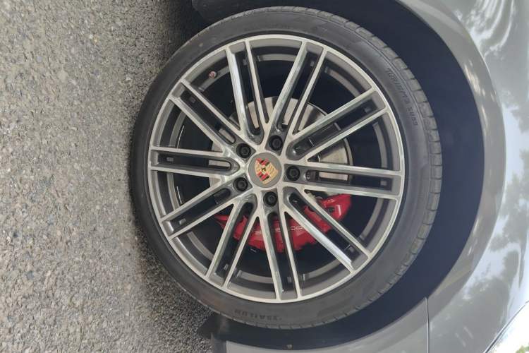 Used Porsche Panamera 2017 Panamera 3.0T Right Front Wheel Hub