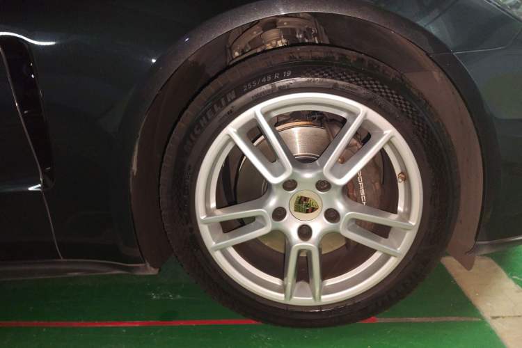 Used Porsche Panamera 2017 Panamera 3.0T Right Front Wheel Hub