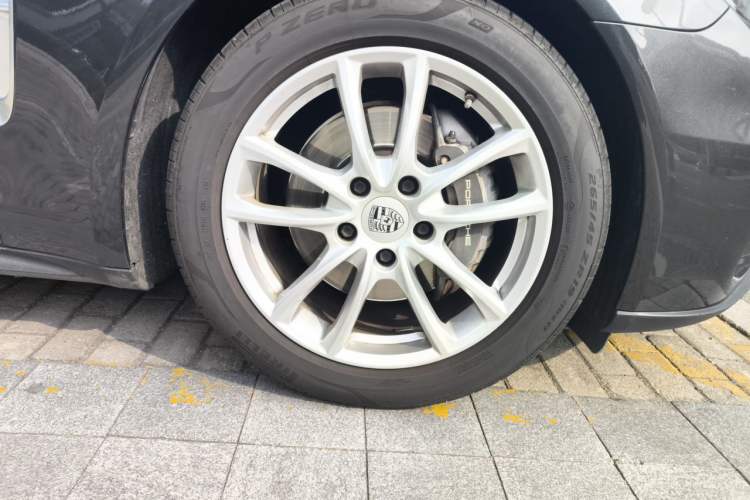 Used Porsche Panamera 2017 Panamera Executive Long Wheelbase 3.0T Right Front Wheel Hub