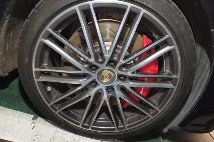 Used Porsche Panamera 2017 Panamera 3.0T Right Front Wheel Hub