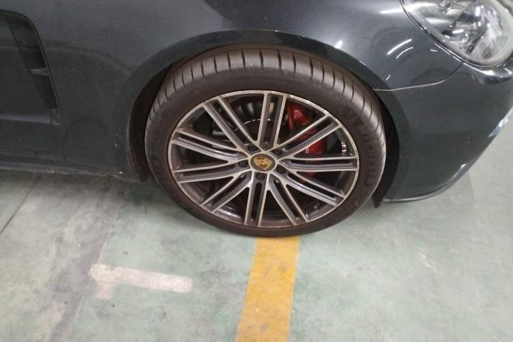 Used Porsche Panamera 2017 Panamera 3.0T Right Front Wheel Hub