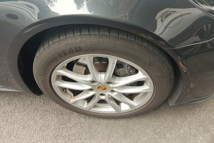 Used Porsche Panamera 2017 Panamera 4 Executive Long Wheelbase 3.0T Right Front Wheel Hub
