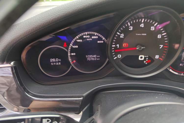 Used Porsche Panamera 2017 Panamera 3.0T Odometer Close Up