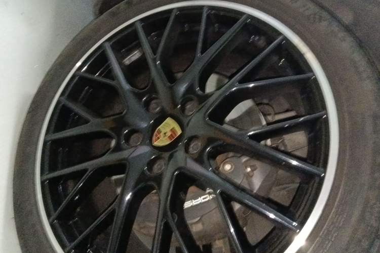 Used Porsche Panamera 2017 Panamera 3.0T Right Front Wheel Hub
