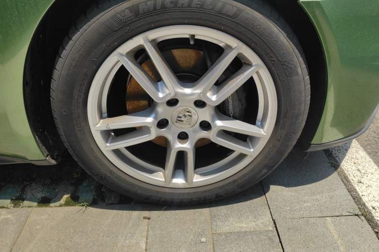 Used Porsche Panamera 2017 Panamera 3.0T Right Front Wheel Hub