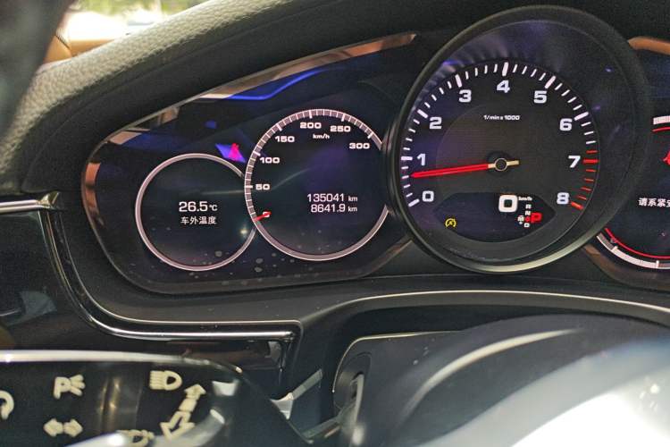 Used Porsche Panamera 2017 Panamera 3.0T Odometer Close Up