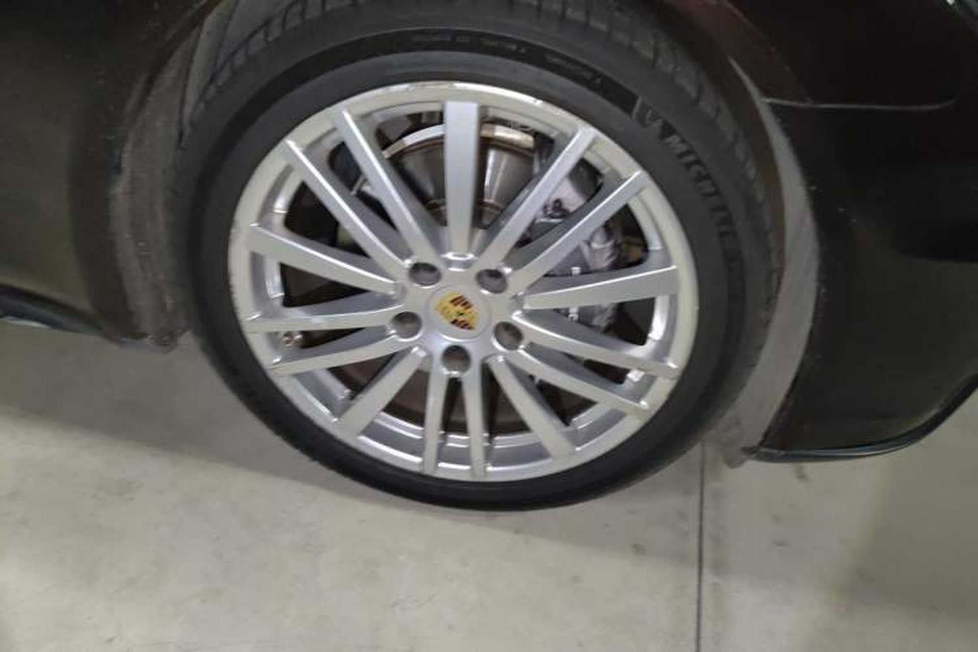 Used Porsche Panamera 2017 Panamera 4 Executive Long Wheelbase 3.0T Right Front Wheel Hub