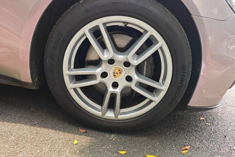Used Porsche Panamera 2017 Panamera 3.0T Right Front Wheel Hub