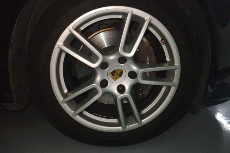 Used Porsche Panamera 2017 Panamera 3.0T Right Front Wheel Hub