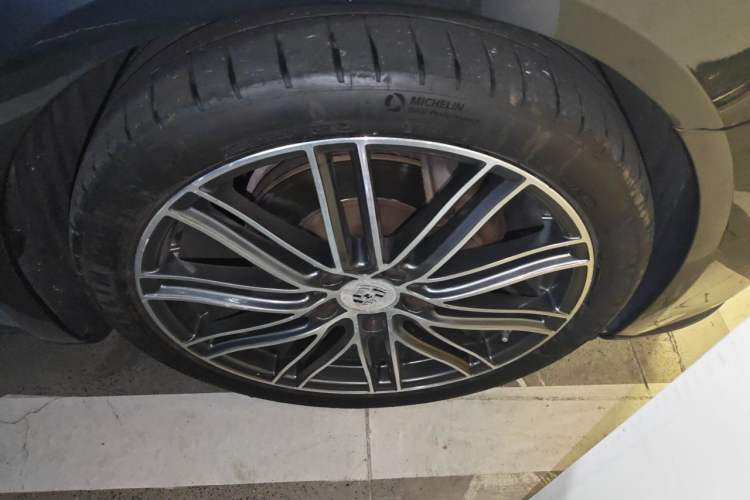 Used Porsche Panamera 2017 Panamera 3.0T Right Front Wheel Hub