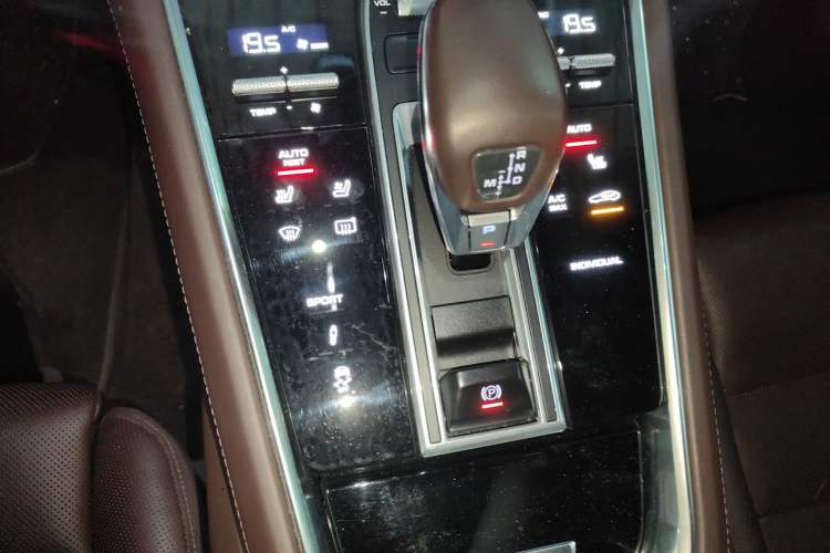 Used Porsche Panamera 2017 Panamera 4 Executive Long Wheelbase 3.0T Gear Lever