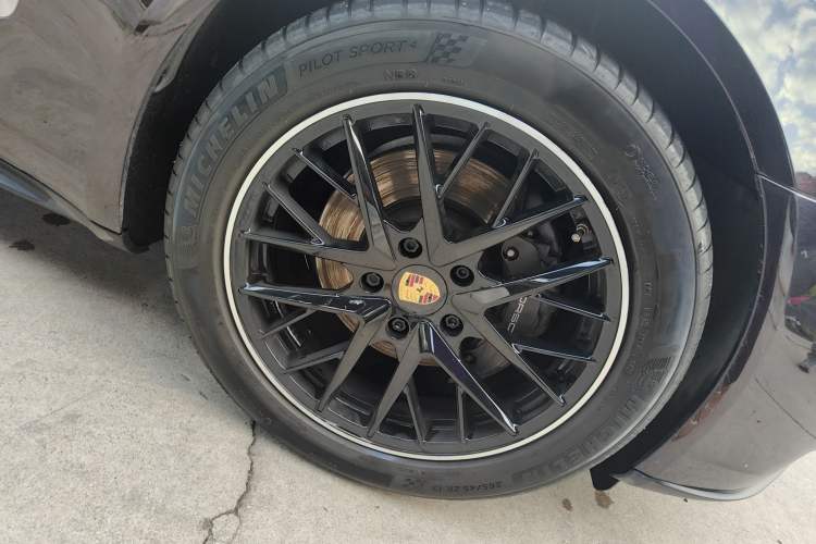Used Porsche Panamera 2017 Panamera 4 Executive Long Wheelbase 3.0T Right Front Wheel Hub