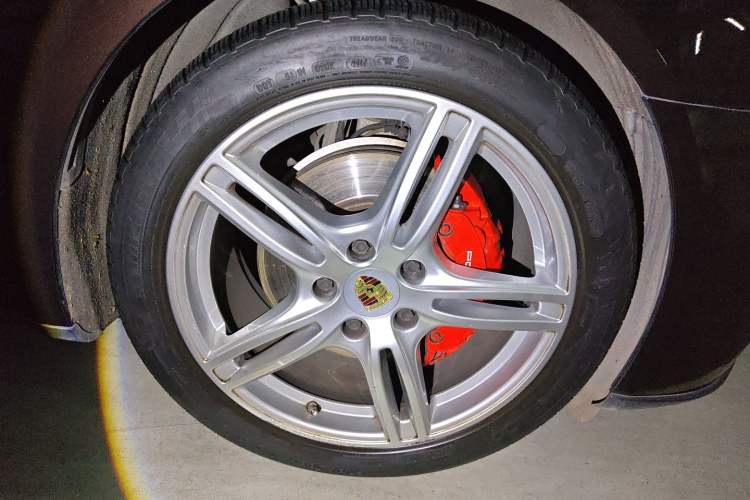 Used Porsche Panamera 2017 Panamera 3.0T Right Front Wheel Hub