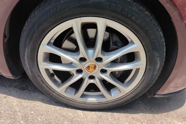 Used Porsche Panamera 2017 Panamera 3.0T Right Front Wheel Hub